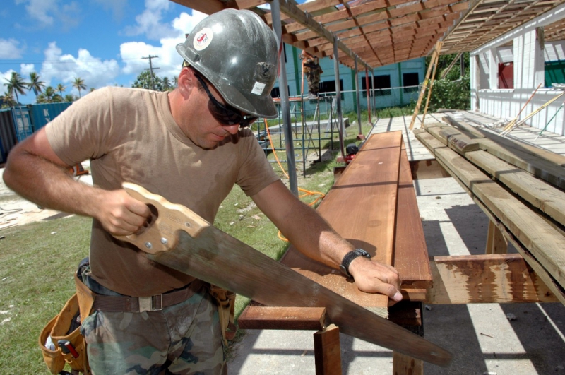 charpentier-ASPREMONT-min_worker_construction_building_carpenter_male_job_build_helmet-893290